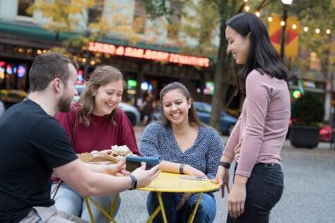 10月21日，学生们在匹兹堡市普里曼蒂兄弟外的市场广场散步, 2019年在华盛顿的Creosote影响照片拍摄期间 & 澳门葡京博彩软件.
